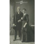 1910 - Kudroh Gizella és férje, műtermi felvétele. A fotó Szerdahelyi fényképészeti műtermében készült, Budapesten. A szerző szignálta a képet. Eredeti, kasírozott papírkép. (2792357)