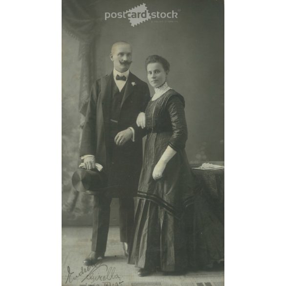 1910 - Kudroh Gizella és férje, műtermi felvétele. A fotó Szerdahelyi fényképészeti műtermében készült, Budapesten. A szerző szignálta a képet. Eredeti, kasírozott papírkép. (2792357)