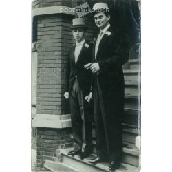   1963 - Bérces Attila esküvőjén készült fotó Hollandiában, Zsoltnak szóló ajánlással a hátoldalon. Fekete-fehér eredeti régi fotó, papírkép. (2792366)