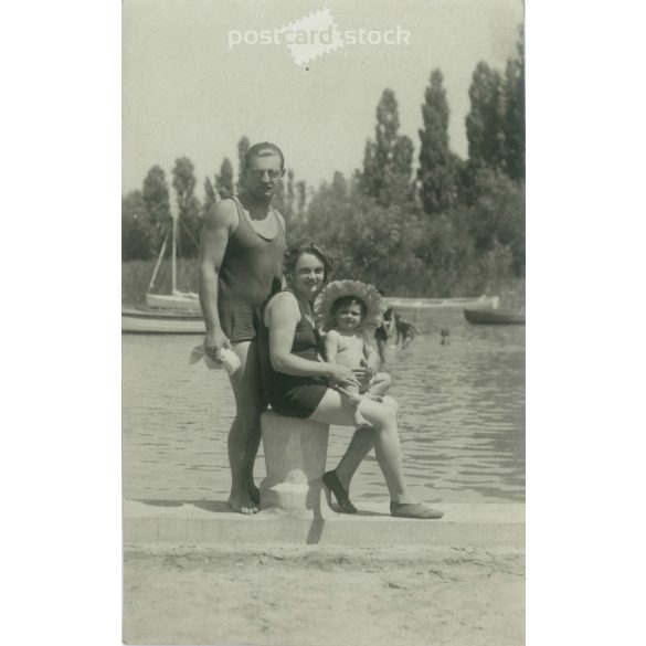1931 - Balatonlelle. Családi fotó a parton, Keresztmamának való ajánlással. Fekete-fehér régi fotólap, képeslap. (2792367)