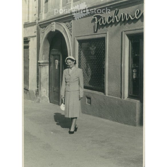 1930 - as évek. Elegáns nő kalapban, táskával. Fekete-fehér régi fotólap, képeslap. Vágott. (2792368)