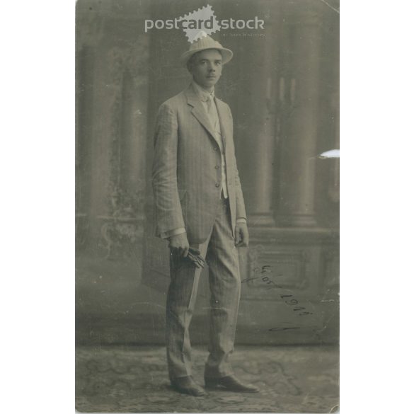 1911 - Győr. Fiatalember, kalapban, kesztyűvel a kezében. Eredeti fekete-fehér régi fotólap, képeslap. (2792369)