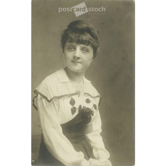 1917 - Fiatal nő műtermi fotója, mely Goszleth és Fia fényképészeti műtermében készült, Budapesten. Fekete-fehér fotólap, régi képeslap. (2792372)