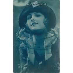  1927 - Romantikus régi képeslap. Párizs. Fiatal hölgy kalapban, fátyollal. Zselatinos ezüst. (2792378)