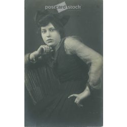   1919 - Fiatal nő műtermi fotója. A kép Budapesten készült. Zselatinos ezüst, fekete-fehér régi fotólap, képeslap. (2792380)