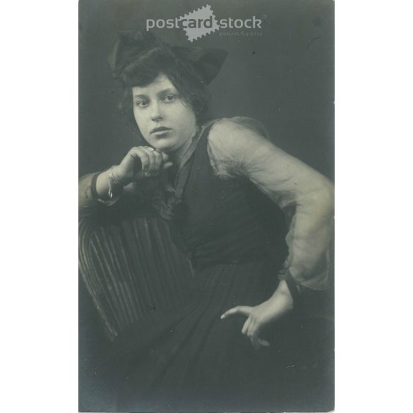 1919 - Fiatal nő műtermi fotója. A kép Budapesten készült. Zselatinos ezüst, fekete-fehér régi fotólap, képeslap. (2792380)