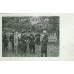   1920-as 30-as évek. Tisztek és civilek kint a határban. Fekete-fehér régi fotólap, képeslap. (2792381)