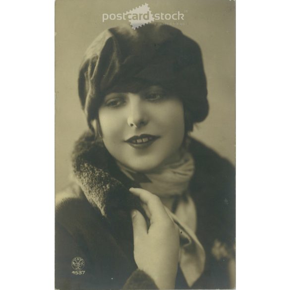 1927 - Romantikus régi képeslap. Párizs. Fiatal hölgy bundában. Szépia fotólap. (2792385)