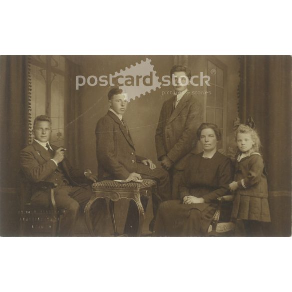 1921 - Családi fotó, műtermi felvétel. Leiden. Atelier Bungenaar fényképészeti műteremben. Szépia fotólap. (2792386)