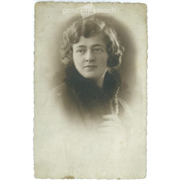 1934 - Fiatal hölgy bundában. Romantikus portréfotó. Készült Mezőtúron, Foto Grünbaum H. fényképészeti műteremben. Régi képeslap, fotólap. (2792387)
