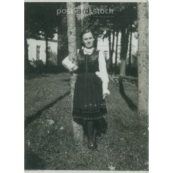   1944 - Székelyudvarhely, a színház kertje. Fiatal lány (Kornélia) népviseletben. Eredeti papírkép, régi fotó. (2792388)