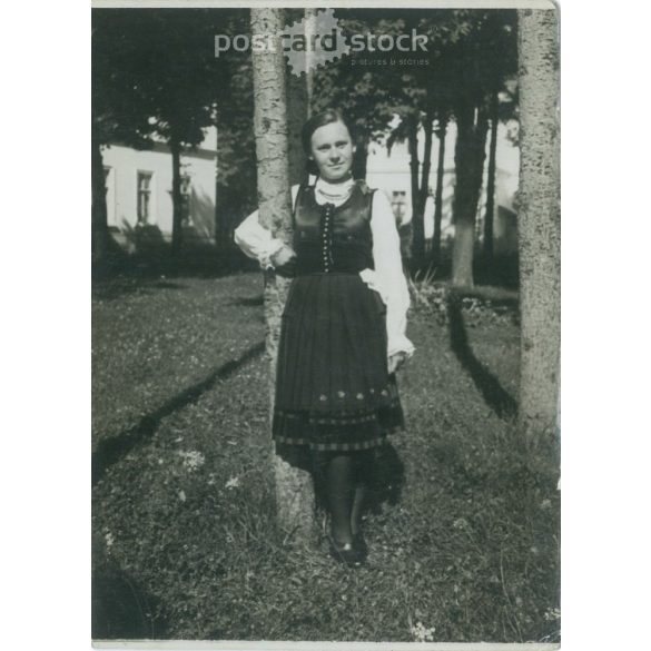 1944 - Székelyudvarhely, a színház kertje. Fiatal lány (Kornélia) népviseletben. Eredeti papírkép, régi fotó. (2792388)