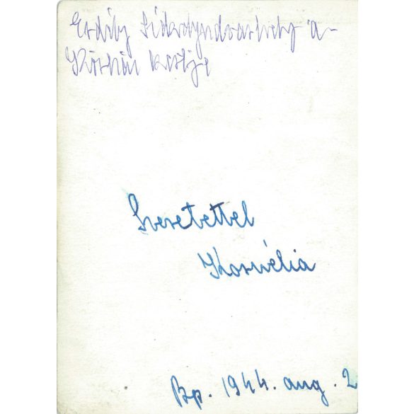 1944 - Székelyudvarhely, a színház kertje. Fiatal lány (Kornélia) népviseletben. Eredeti papírkép, régi fotó. (2792388)