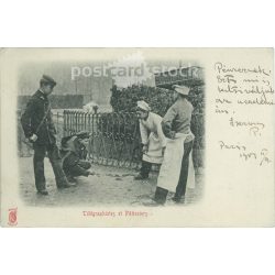   1903 – Párizs, gyerekek „pénzeznek” az utcán. Fekete-fehér fotólap, régi képeslap. (2792389)