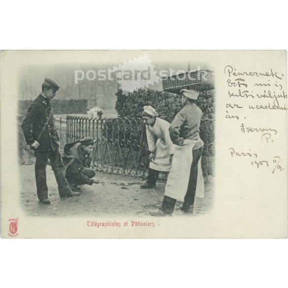 1903 - Párizs, gyerekek „pénzeznek” az utcán. Fekete-fehér fotólap, régi képeslap. (2792389)