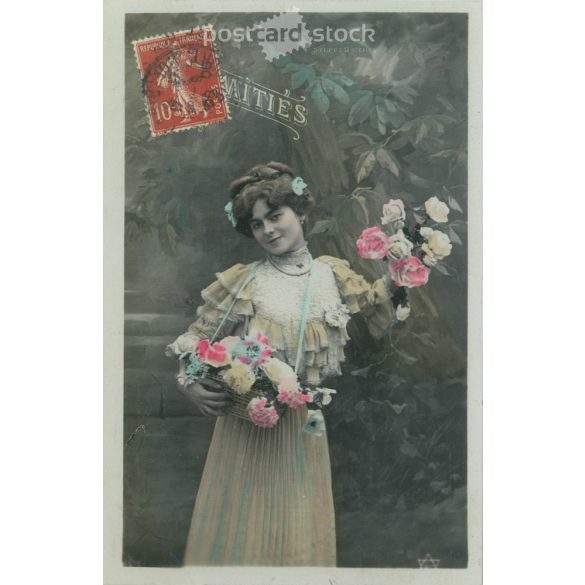 1908 - Romantikus régi képeslap. Francia virágárús lány. Színezett fotólap. (2792391)