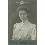 1906 - Fiatal nő félalakos fotója, készült a Genre fényképészeti és festészeti műteremben, Budapesten. Régi fotó / Kabinetfotó / keményhátú fotó. (2792394)