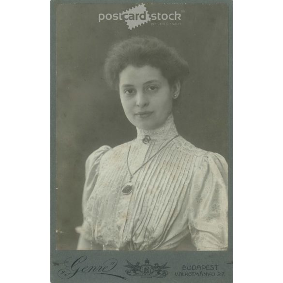 1906 - Fiatal nő félalakos fotója, készült a Genre fényképészeti és festészeti műteremben, Budapesten. Régi fotó / Kabinetfotó / keményhátú fotó. (2792394)