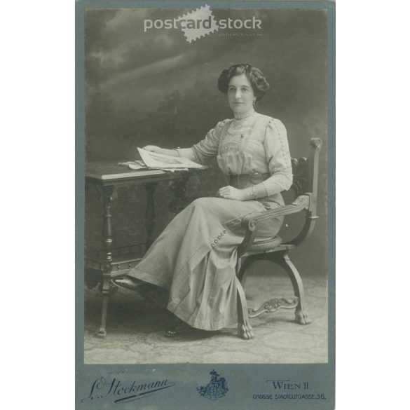 1912 - Ruzicka Anna egészalakos műtermi fotója, készült a L. Stockmann fényképészeti műteremben. Bécs. Régi fotó / Kabinetfotó / keményhátú fotó. (2792395)