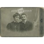 1900-as évek eleje. Fiatal pár műtermi fotója, készült Rasem Viktor fényképészeti műteremében. Budapest. Régi fotó / Kabinetfotó / keményhátú fotó. (2792396)