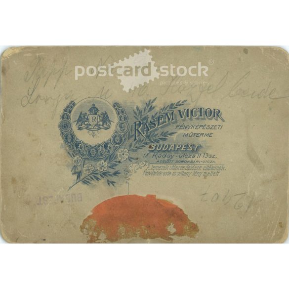 1900-as évek eleje. Fiatal pár műtermi fotója, készült Rasem Viktor fényképészeti műteremében. Budapest. Régi fotó / Kabinetfotó / keményhátú fotó. (2792396)