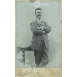 1905 - Középkorú, elegáns férfi egészalakos műtermi fotója, készült a Nikolaus Stotz fényképészeti műteremben. Bécs. Régi fotó / Vizitkártya / CDV fotó.(2792397)