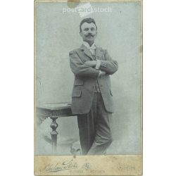   1905 - Középkorú, elegáns férfi egészalakos műtermi fotója, készült a Nikolaus Stotz fényképészeti műteremben. Bécs. Régi fotó / Vizitkártya / CDV fotó.(2792397)