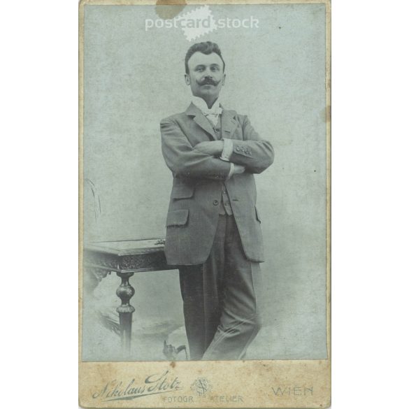 1905 - Középkorú, elegáns férfi egészalakos műtermi fotója, készült a Nikolaus Stotz fényképészeti műteremben. Bécs. Régi fotó / Vizitkártya / CDV fotó.(2792397)
