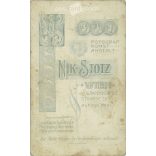 1905 - Középkorú, elegáns férfi egészalakos műtermi fotója, készült a Nikolaus Stotz fényképészeti műteremben. Bécs. Régi fotó / Vizitkártya / CDV fotó.(2792397)