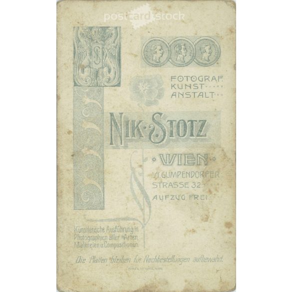 1905 - Középkorú, elegáns férfi egészalakos műtermi fotója, készült a Nikolaus Stotz fényképészeti műteremben. Bécs. Régi fotó / Vizitkártya / CDV fotó.(2792397)