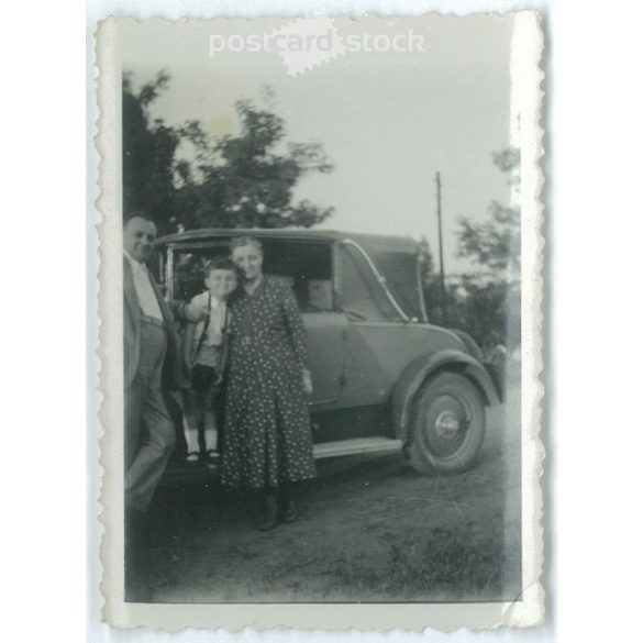 1937 - Sashalom. Nagyszülök a kisunokával. Fekete-fehér eredeti papírkép, régi fotó. (2792400)