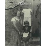 1932 - Fotó a kerti hintával. Fekete-fehér eredeti papírkép, régi fotó. (2792401)