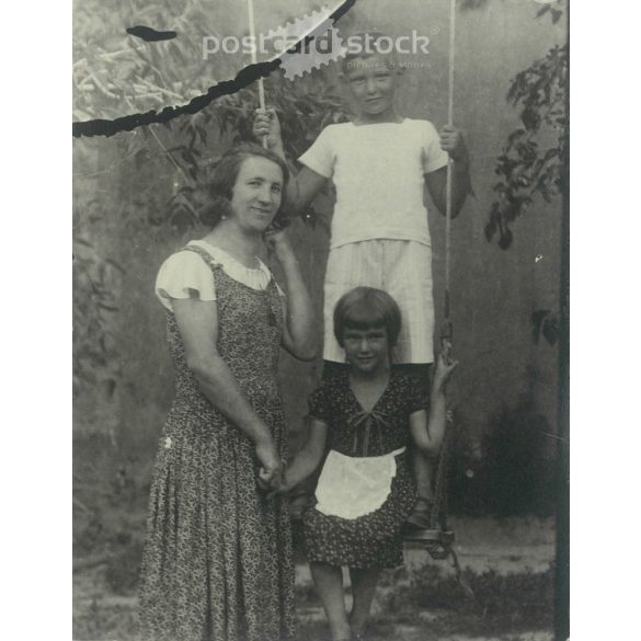 1932 - Fotó a kerti hintával. Fekete-fehér eredeti papírkép, régi fotó. (2792401)
