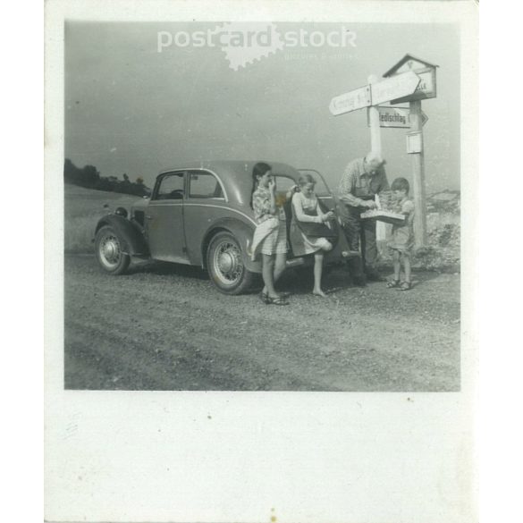 1930-as évek. Gombaszedés eredménye. Fekete-fehér eredeti papírkép, régi fotó. (2792402)