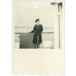 1930-as évek. Fiatal nő kalapban egy hajón. Fekete-fehér eredeti papírkép, régi fotó. (2792403)