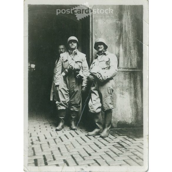 1930-as évek. Feltehetően vegyvédelmis katonák. Fekete-fehér eredeti papírkép, régi fotó. (2792404)