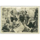 1930-as évek, Arad. Vidám fiatalok pikniken. Fekete-fehér eredeti papírkép, régi fotó. (2792406)