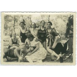   1930-as évek, Arad. Vidám fiatalok pikniken. Fekete-fehér eredeti papírkép, régi fotó. (2792406)
