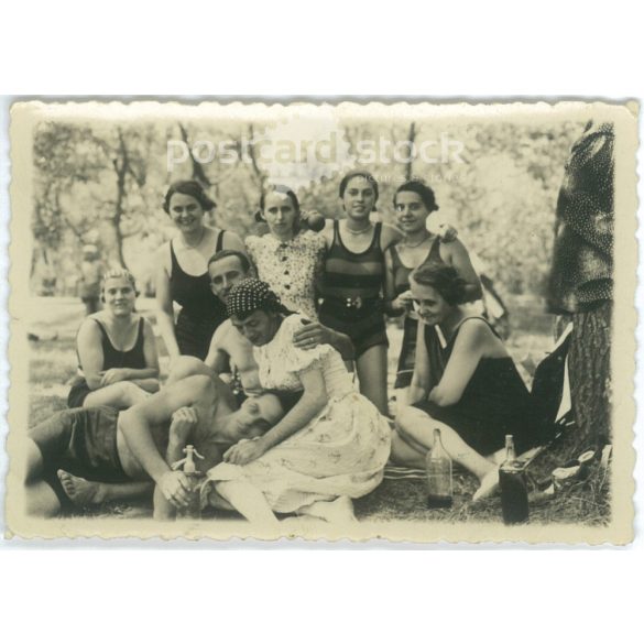 1930-as évek, Arad. Vidám fiatalok pikniken. Fekete-fehér eredeti papírkép, régi fotó. (2792406)