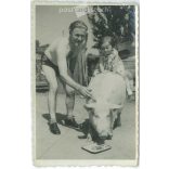 1930-as évek. Lovaglás a házi kedvencen. Fekete-fehér eredeti papírkép, régi fotó. (2792407)