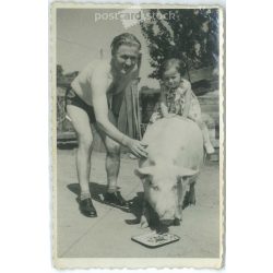   1930-as évek. Lovaglás a házi kedvencen. Fekete-fehér eredeti papírkép, régi fotó. (2792407)
