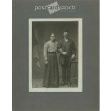 1900-as évek eleje. Vasutas házaspár. Fekete-fehér eredeti kasírozott papírkép, régi fotó. A képet Kulcsár Gizella készítette, Vácon. (2792409)