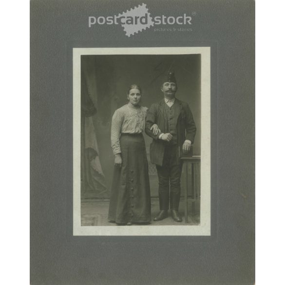 1900-as évek eleje. Vasutas házaspár. Fekete-fehér eredeti kasírozott papírkép, régi fotó. A képet Kulcsár Gizella készítette, Vácon. (2792409)