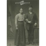 1900-as évek eleje. Vasutas házaspár. Fekete-fehér eredeti kasírozott papírkép, régi fotó. A képet Kulcsár Gizella készítette, Vácon. (2792409)