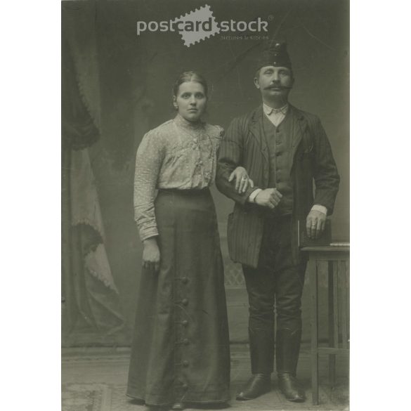 1900-as évek eleje. Vasutas házaspár. Fekete-fehér eredeti kasírozott papírkép, régi fotó. A képet Kulcsár Gizella készítette, Vácon. (2792409)