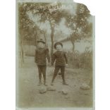 1900-as évek eleje. Testvérpár, azonos öltözékben. Fekete-fehér eredeti papírkép, régi fotó. A kép készítője ismeretlen. (2792410)