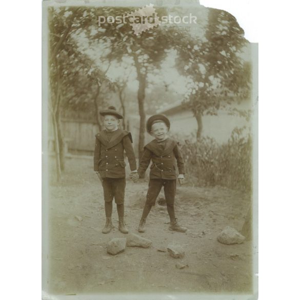 1900-as évek eleje. Testvérpár, azonos öltözékben. Fekete-fehér eredeti papírkép, régi fotó. A kép készítője ismeretlen. (2792410)