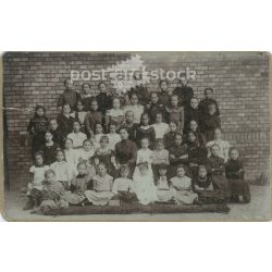   1910-es évek. Osztálykép egy leányosztályról. Fekete-fehér eredeti kasírozott papírkép, régi fotó. A kép készítője ismeretlen. (2792411)