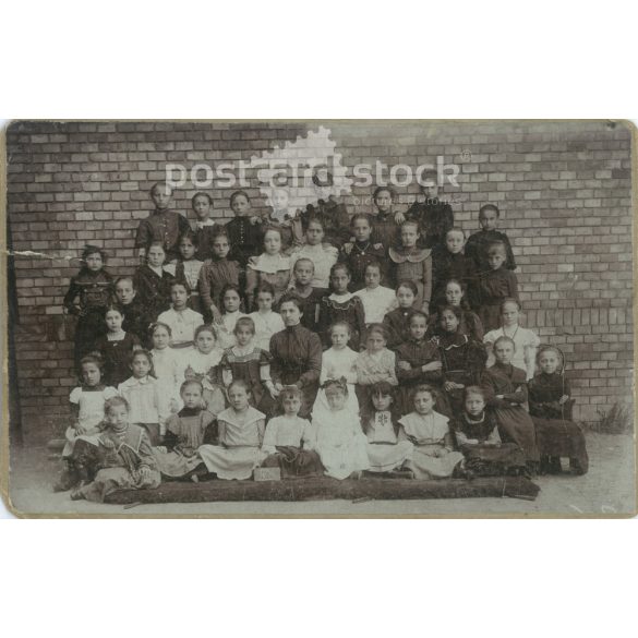 1910-es évek. Osztálykép egy leányosztályról. Fekete-fehér eredeti kasírozott papírkép, régi fotó. A kép készítője ismeretlen. (2792411)