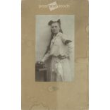 1905 - Leány masnival, fehérben. Szombathely. Fekete-fehér eredeti kasírozott papírkép, régi fotó. A képet Szilárd Tódor fényképészeti műterme készítette. (2792412)